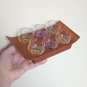 Juego de 6 vasos de chupito en bandeja de madera. Letonia soviética, década de 1970.