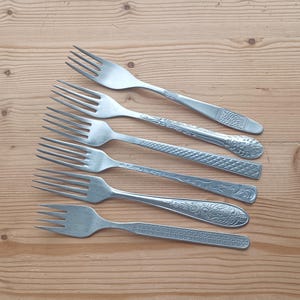 Ensemble de fourchettes en acier inoxydable vintage soviétique, couverts dépareillés en relief