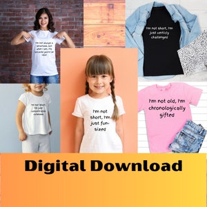 Pode incluir: Coleção de camisetas brancas, pretas e rosa com frases humorísticas em texto preto. As frases incluem "I'm not always a smartass", "I'm not short, I'm just vertically challenged", "I'm not short, I'm just concentrated cuteness", "I'm not short, I'm just fun-sized" e "I'm not old, I'm chronologically gifted".