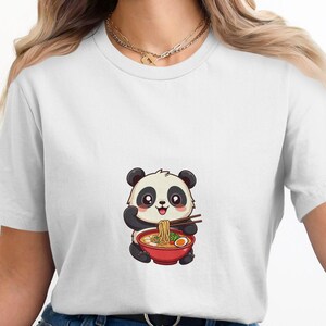 Camiseta con un lindo panda comiendo ramen, adorable camiseta con dibujos animados para amantes de la comida, divertida camiseta para amantes de los animales, camiseta con un panda de fideos kawaii, idea de regalo única
