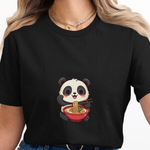 Camiseta con un lindo panda comiendo ramen, adorable camiseta con dibujos animados para amantes de la comida, divertida camiseta para amantes de los animales, camiseta con un panda de fideos kawaii, idea de regalo única