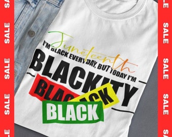 Può includere: Maglietta bianca con un design grafico nero, rosso, giallo e verde che dice "Juneteenth I'm Black Every Day, But Today I'm Blackity Black"