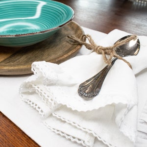 White linen napkin with lace, romantic napkin, wedding napkin, napkin with lace, napkin with ruffle