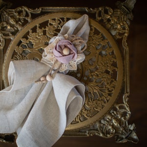 Pinke Serviettenringe, handgemachte Rosa Blüten Serviettenringe, Bauernserviettenringe, shabby Serviettenhalter senfgelb