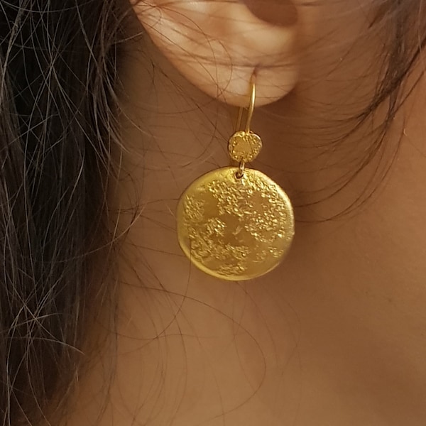 Hammered Gold disc Earrings, Minimalist Gold Dangle Earrings, gold drop earrings