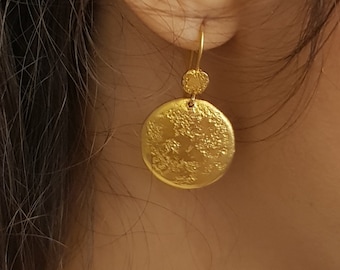 Hammered Gold disc Earrings, Minimalist Gold Dangle Earrings, gold drop earrings