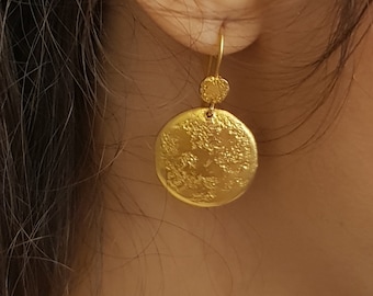 Boucles d'oreilles disque en or martelé, boucles d'oreilles pendantes en or minimalistes