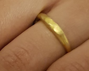 Aliança de casamento fina em ouro 14k, anel de ouro martelado, anel de ouro bruto, ouro simples empilhável, anéis de ouro para o dia a dia