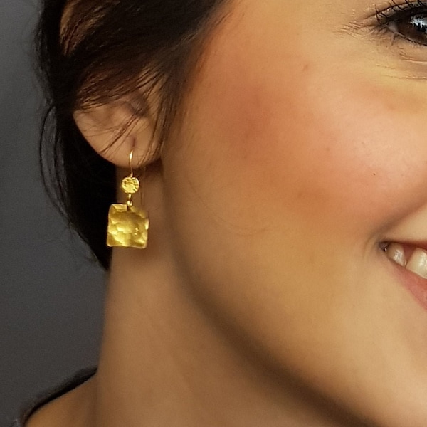 Kleine Goldquadrat gehämmert rustikale baumeln Ohrringe, handgemachte Gold Schmuck Valentines Geschenk für sie