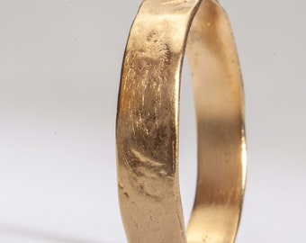 14 kt goud gehamerde damestrouwring 4 mm brede organische getextureerde gouden ring - ruwe handgemaakte trouwringen