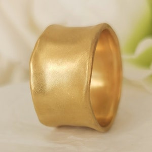 Massiver 22K Gold Zigarrenring, luxuriöser mattierter 22K Goldring, handgeschmiedeter organischer 12mm breiter Goldring für Männer oder Frauen