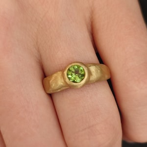 Green Tourmaline Gemstone Engagement Ring, 18K Rustic Gold Ring in Raw Style, Women&#39;s Tourmaline Gold Ring