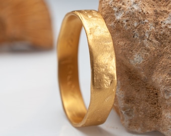 Women's 22k Solid Gold Ring, 4mm Wide Gold Ring, Hammered Gold Wedding  Band, Textured Gold Band for Women, Handmade 22k Gold Jewelry