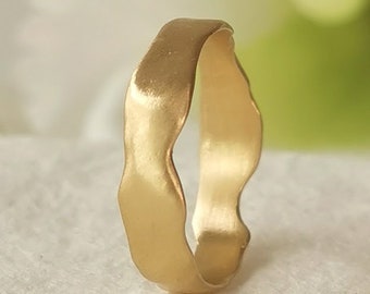 Gladde 14k gouden slanke gouden trouwring, gesneden en ronde rustieke randen, organische gouden ring met matte afwerking