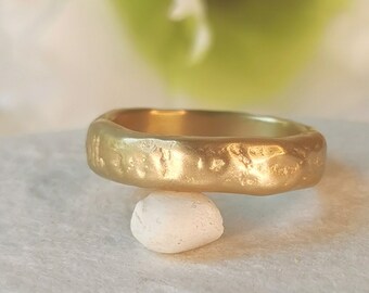 Obrączka ślubna dla mężczyzn wykonana z 22-karatowego złota organicznego, gruba, gruba, 6-milimetrowa, młotkowana, teksturowana obrączka ze złota o wyjątkowym, niepowtarzalnym, rustykalnym, ręcznie wykonanym stylu dla mężczyzn