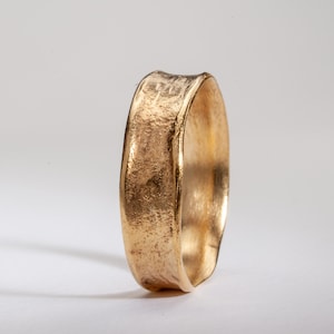 Men&#39;s 14k Gold Wedding Band 5mm Wide Gold Ring, Rustic Organic 14K Gold Jewelry, Handmade Gifts for Him Hammered Gold Ring