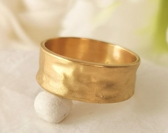 Hammered Women's 14k Gold Wedding Band, Matte Gold Wedding 8mm Wide Band