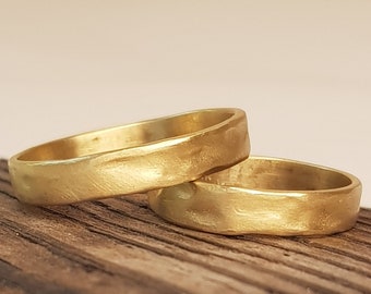 18K Gold Wedding Band Set, Matching His and Hers Wedding Rings Set, 4mm Hammered Gold Wedding Rings, Handmade Gold Wedding Ring Set