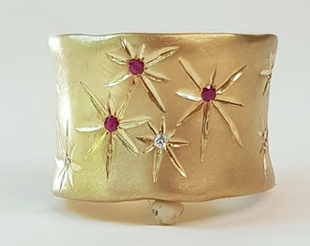 Diamonds and Rubies 14K Gold Cigar Band Ring, Engraved With 13 Stars, Set With 10 Small Diamonds And 3 Rubies Inside The Stars