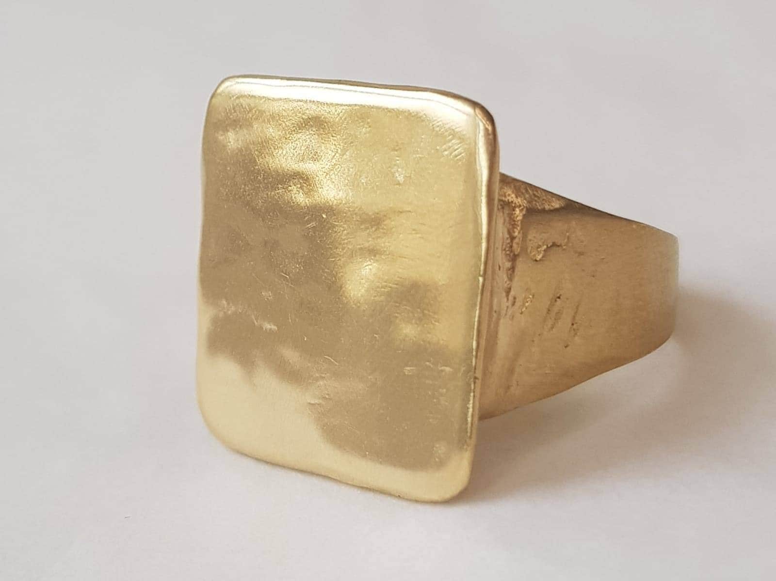 指輪・リング Signet Ring - In Gold We Trust - Gold - Brass Signet Ring - In Gold We Trust - Gold - Brass
