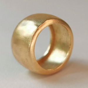 22k Gold Zigarrenband Ring, Extra Dicker 13 mm Breiter Organischer Goldring für Frauen mit Matter Abgerundeter Strukturierter Oberfläche