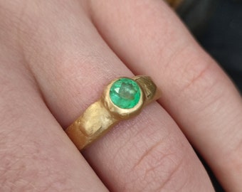 Green Emerald Chunky Gold Gemstone Ring, Rustic Hammered Gold Band with Solitaire Green Gemstone, Emerald Statement Ring