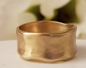 Minimalist Wedding Band, Handmade Jewelry, 18K Solid Gold, 8mm Wide Womens Wedding Band, Hammered Gold Cigar Band Ring, Classic Wedding Band