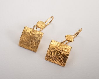 18k solides Gold Ohrringe, kleine quadratische gehämmerte Goldohrringe, 18k Goldohrringe für Frauen, texturierte Goldohrringe, handgemachte Goldohrringe