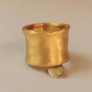 22k massiver Gelbgoldring, 16 mm breiter Goldring, klobiger 22k Goldring handgefertigter Luxusschmuck aus 22k Gold