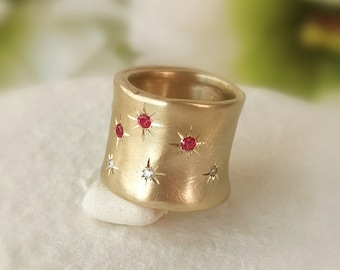 18K Gold Cigar Band Ring Engraved With 13 Stars, Set With 10 Small Diamonds And 3 Rubies Inside The Stars