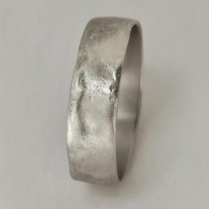 Handgjord sterlingsilverring med bredt band, grov, rå texturerad minimalistisk unisexring