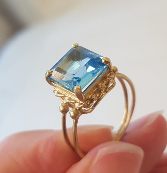 Gold and blue topaz ring discount