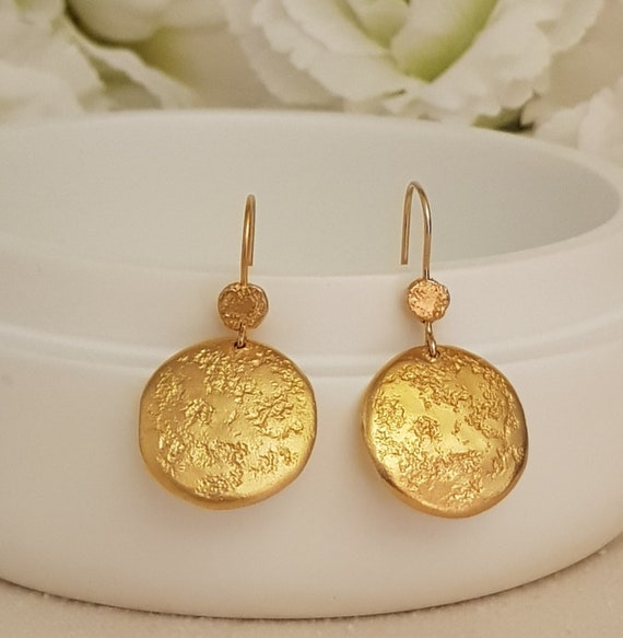 Hammered Gold Disc Earrings, Minimalist Gold Dangle Earrings, Gold Drop  Earrings - Etsy | Gold earrings dangle, Textured gold earrings, Drop  earrings