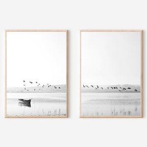 Flying Birds Prints 2er-Set, Stranddruck-Set, Ozeandruck, modernes minimalistisches Poster, Schwarzweiß-Dekor, Vogelschwarm, Segelboot