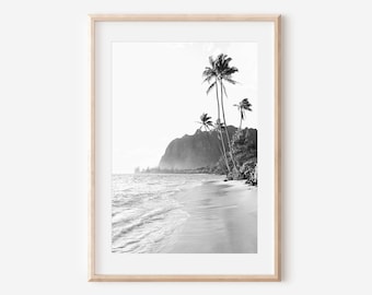 Impressão de praia havaiana em preto e branco: arte de parede com palmeira costeira (download digital)