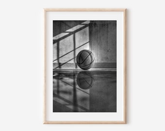 Svartvitt fototryck av basketboll: Tonårsrumsinredning (digital nedladdning)