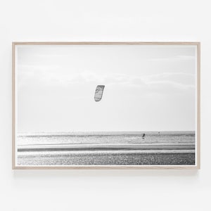 Impresión de kite surfista, arte de pared de kitesurf, impresión de arte de kiteboarding, arte de pared de playa oceánica, póster de surfista, impresión de surf en blanco y negro, arte oceánico