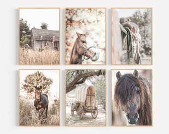 Op de afbeelding: Een set van zes rustieke prints met afbeeldingen van paarden, een schuur, een wagen en een zadel. De prints zijn in een gedempte kleurenpalet met een vintage uitstraling.