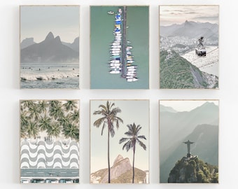 Puede incluir: Un conjunto de seis impresiones enmarcadas que muestran diferentes escenas de Río de Janeiro, Brasil. Las impresiones incluyen una vista de la montaña Pan de Azúcar, una playa con surfistas, un puerto con barcos, un teleférico, una exuberante montaña verde y una estatua de Cristo Redentor.