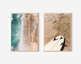 Impresión aérea de tabla de surf en la playa: Arte costero oceánico (descarga digital)