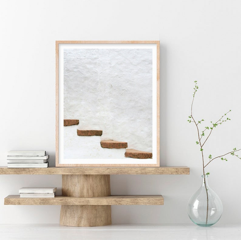 Puede incluir: Una fotograf&iacute;a enmarcada de una pared blanca con un conjunto de escalones de ladrillo marr&oacute;n que conducen hacia arriba.