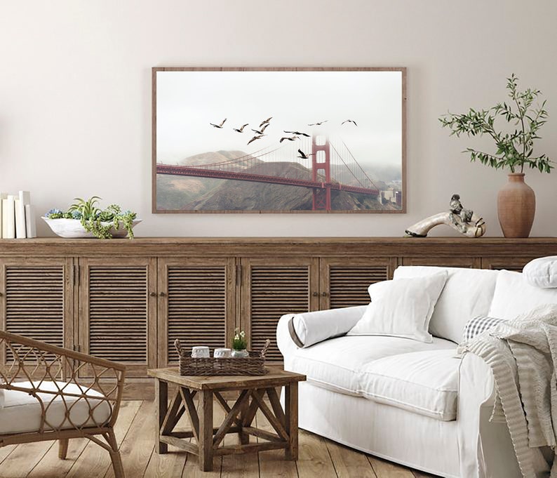 Puede incluir: Una fotograf&iacute;a enmarcada del Puente Golden Gate en San Francisco, California. El puente es rojo y tiene niebla en el fondo. Hay p&aacute;jaros volando sobre el puente.
