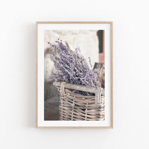 Puede incluir: Una cesta de mimbre llena de flores de lavanda secas. La cesta es de color marr&oacute;n claro y las flores son de color p&uacute;rpura p&aacute;lido.