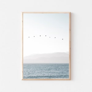 Fliegende Vögel Druck, Ozean Druck, Vogel Natur Fotografie, modernes minimalistisches Poster, druckbare Strand Dekoration, Vogelschwarm Wandkunst, Meer Druck
