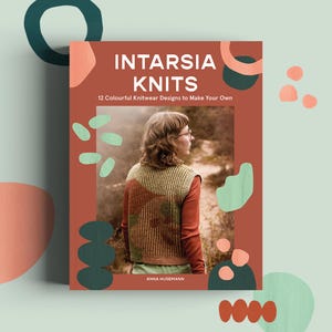 Könnte beinhalten: Ein Buchcover mit dem Titel "Intarsia Knits" und dem Untertitel "12 farbenfrohe Strickdesigns zum Selbermachen". Das Cover zeigt eine Frau, die in einer Waldlandschaft eine gestrickte Weste trägt, mit abstrakten Formen in Grün, Orange und Braun.