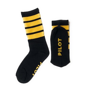 以下が含まれることがあります： 黄色いストライプの黒い靴下2足。靴下には「PILOT」と書かれています。