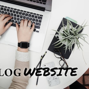 Op de afbeelding: Een persoon werkt op een laptop met een witte achtergrond. De laptop is open en de persoon typt op het toetsenbord. Er staat een plant in een pot op de tafel, evenals een potlood en een telefoon. De tekst "BLOG WEBSITE" staat in zwarte letters op de tafel.