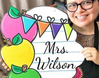 Personalized Teacher Door Hanger – Stacked Apples with Banner and Bow – Back to School Classroom Decor – Custom Name Sign