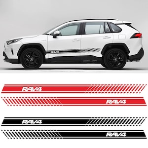 Può includere: Decalcomanie in vinile rosso e nero con la scritta "RAV4" stampata su di esse. Le decalcomanie sono progettate per essere applicate sul lato di un'auto.