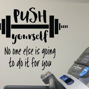 Könnte beinhalten: Schwarz-weißes Motivationszitat an einer weißen Wand mit einer Hantelgrafik und dem Text "PUSH yourself No one else is going to do it for you".